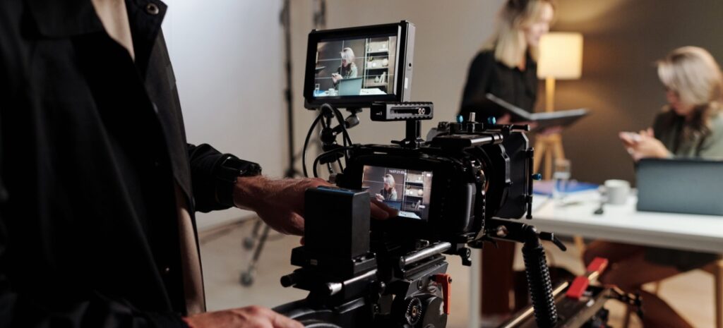 Cámara grabando el set de una película o serie
