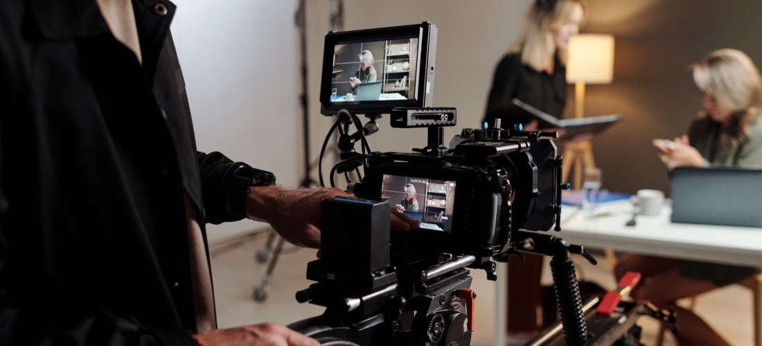 Cámara grabando el set de una película o serie